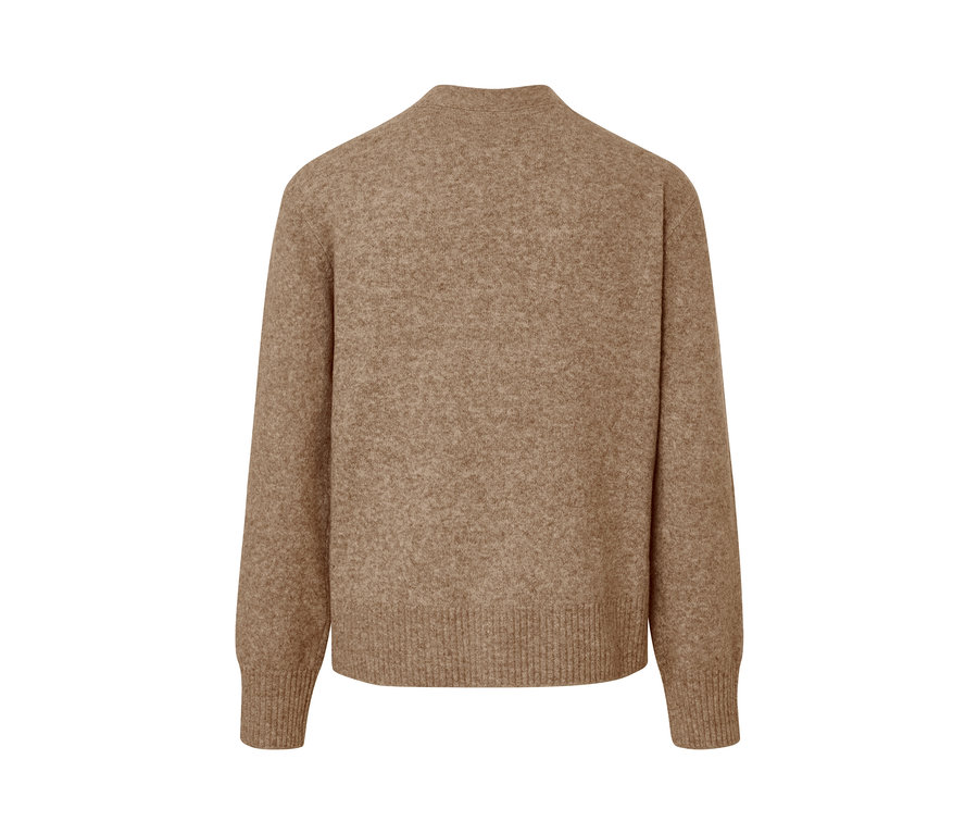 Detail zadnej strany pleteného svetra s vlnou.