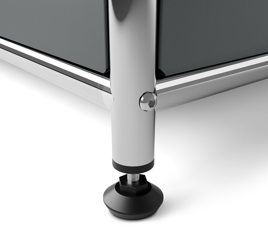 Detail šedej kovovej skrinky CN3 s nastaviteľnou nohou.