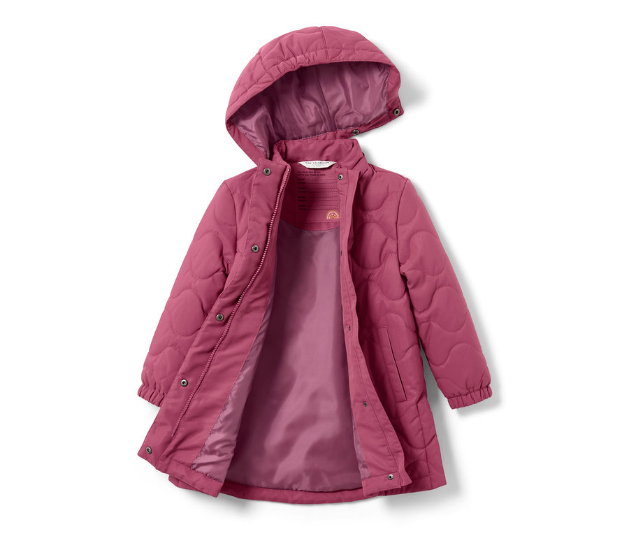 Detský prešívaný kabát malvovej farby s kapucňou, rozopnutý.