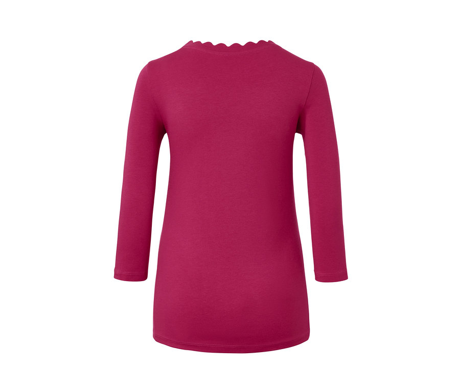 Detail dámskeho trička s trojštvrťovým rukávom, malinovo červenej farby, zobrazeného zozadu.