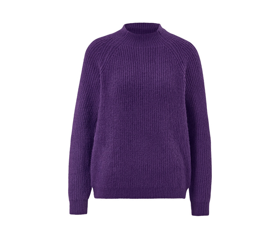 Fialový pulóver z hrubej pleteniny so stojačikom.