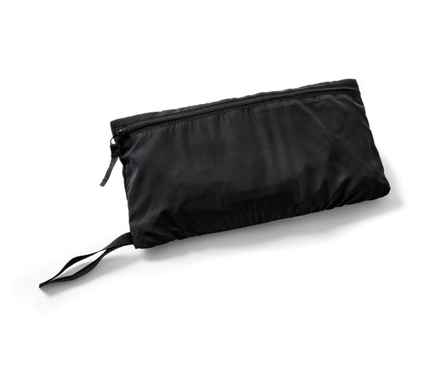 Zložená čierna funkčná vesta so zipsom.