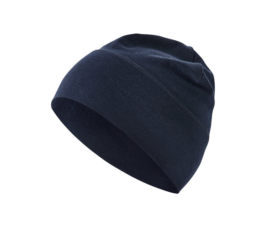 Detailný záber na čiapku s vlnou na bielom pozadí.