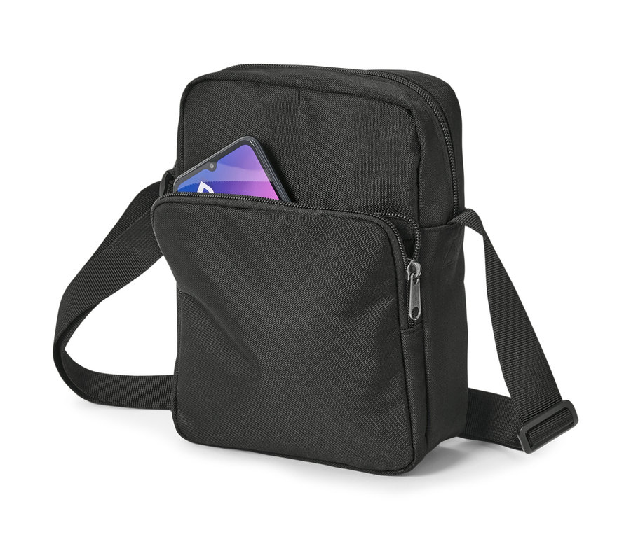 Čierna taška cez plece s telefónom vo vrecku.