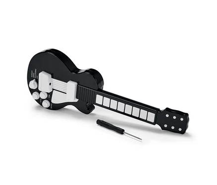 Čierna prstová gitara leží na bielom pozadí vedľa malého skrutkovača.