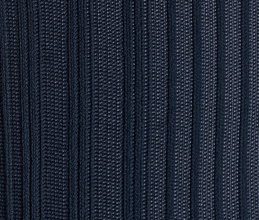 Detailný záber na jemné pančuchové nohavice so vzorom.