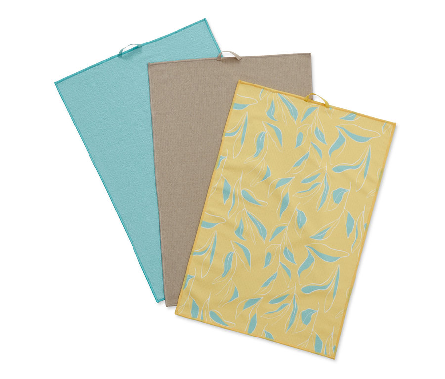 Tri utierky na riad: svetlomodrá, béžová a žltá s modrými listami.