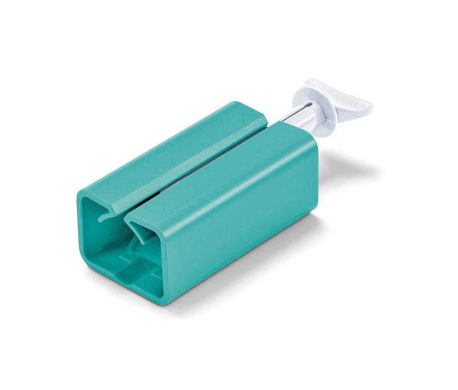 Detailný pohľad na pomôcku na vytláčanie túb na bielom pozadí.