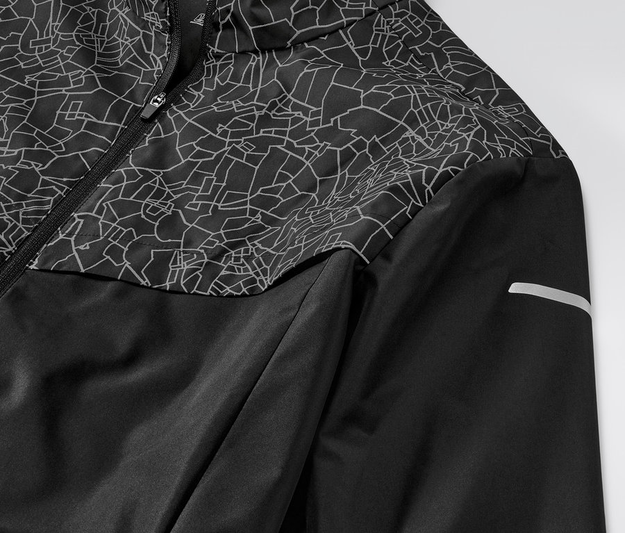 Detail čiernej vetruvzdornej bežeckej bundy.