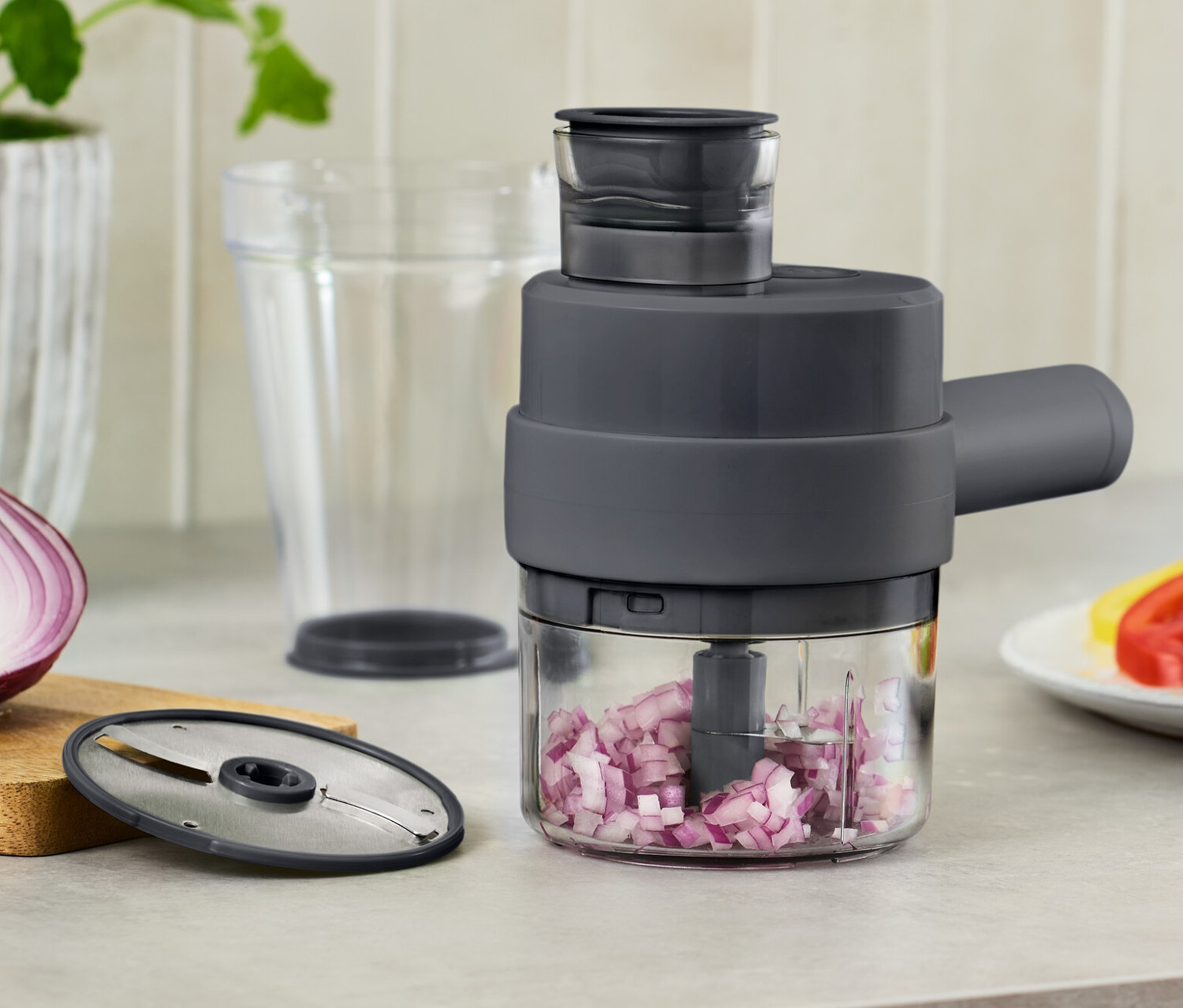 Červená cibuľa a krájač Akumulátorový multifunkčný krájač na linke.