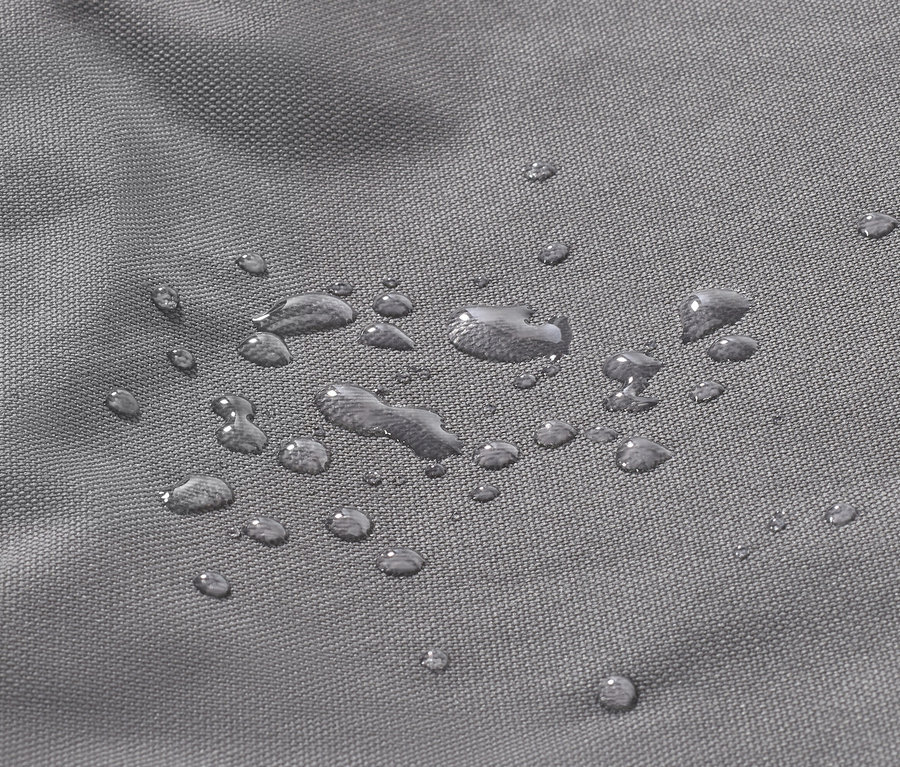 Detailný záber na prémiový kryt na plážový kôš veľkosti XL s kvapkami vody na povrchu.