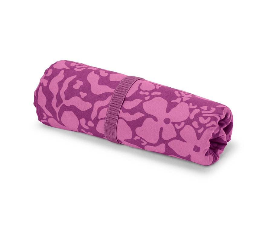 Zrolovaný outdoorový uterák s fialovým vzorom a gumičkou.