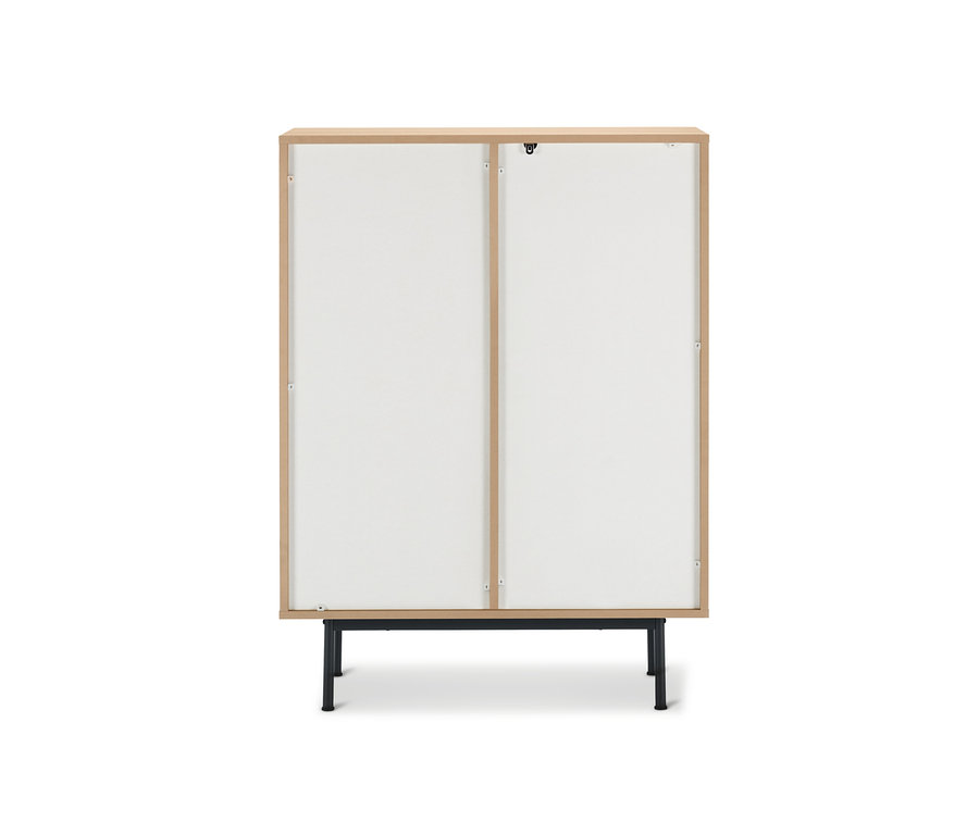 Pohľad zozadu na komodu Finnsbo s lamelovým vzhľadom, ktorá má biele dvierka a svetlý drevený rám.