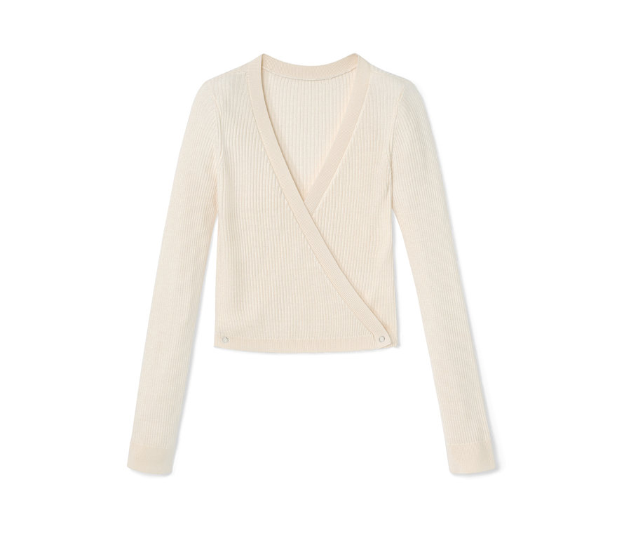 Krémový pletený detský svetrík s dlhými rukávmi, výstrihom do V a zapínaním na gombíky.