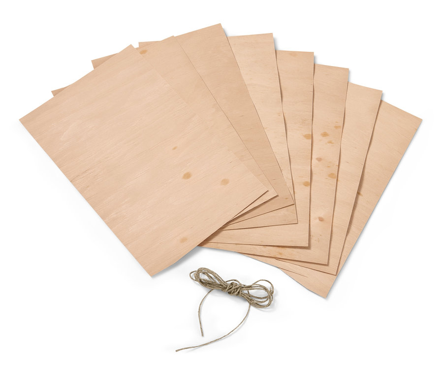 Osem listov obaľovacieho papiera na grilovanie z bukového dreva a šnúrka.