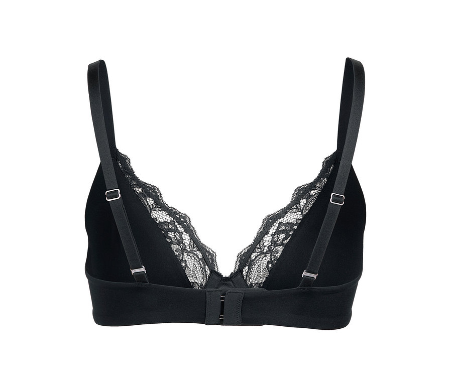 Detail zadnej strany čiernej podprsenky s kosticami a čipkou.