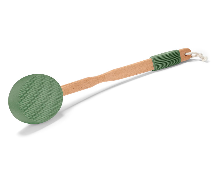 Zelená umývacia špongia s drevenou rúčkou a šnúrkou na zavesenie.