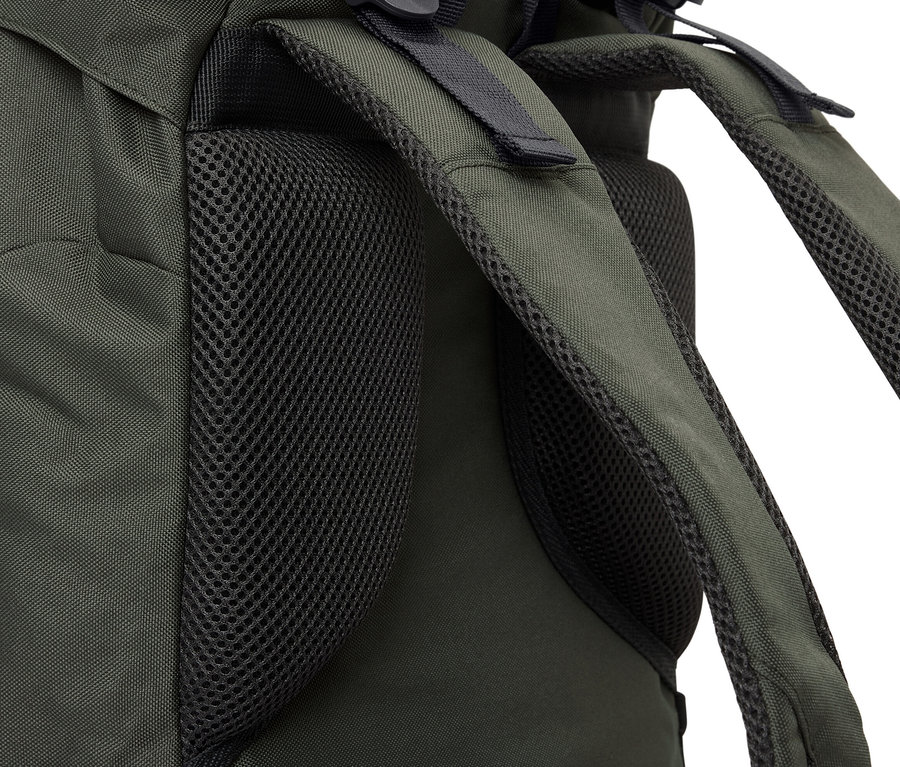 Detail zeleného turistického batohu, 40 l, s čiernou sieťovinou na chrbte a popruhoch.