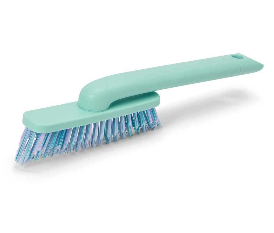 Tyrkysová podlahová kefa s fialovými štetinami.