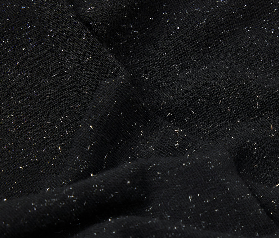Detailný záber čiernej látky s jemnými striebornými trblietkami.