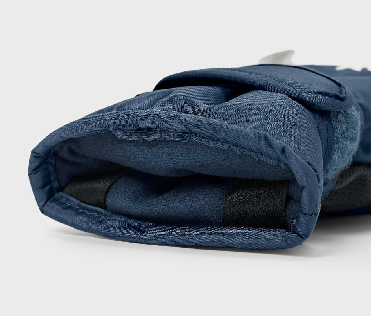 Detail modrej lyžiarskej rukavice.