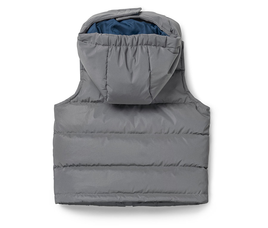 Pohľad zozadu na sivú prešívanú vestu s kapucňou a modrou podšívkou.