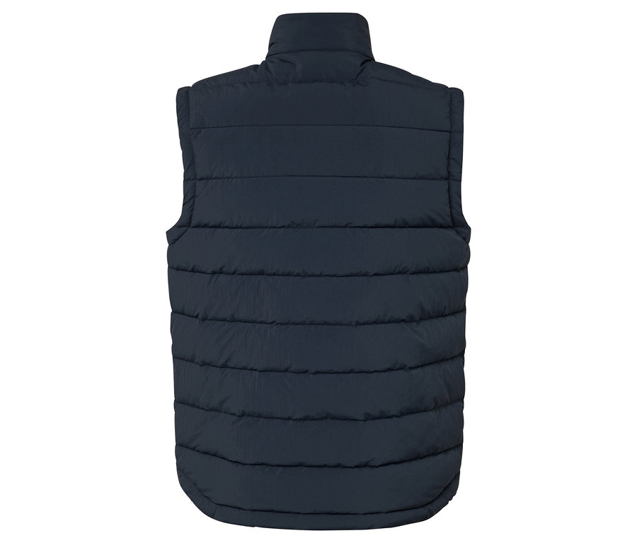 Pohľad zozadu na tmavomodrú prešívanú vestu s vysokým golierom.