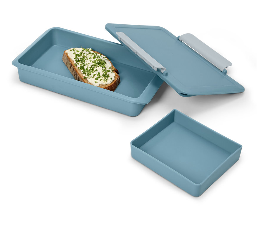 Chlebíček s bylinkami v modrej desiatovej škatuli s vekom a prázdna modrá škatuľka.