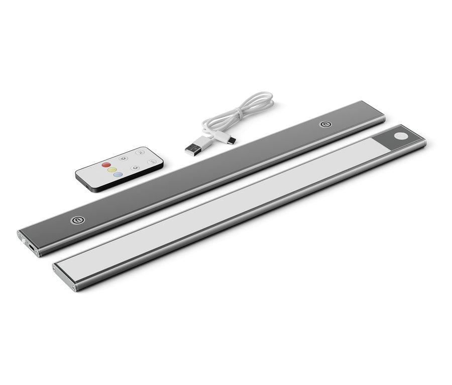 Dve strieborné LED tyčinky, diaľkové ovládanie a USB kábel na bielom pozadí.