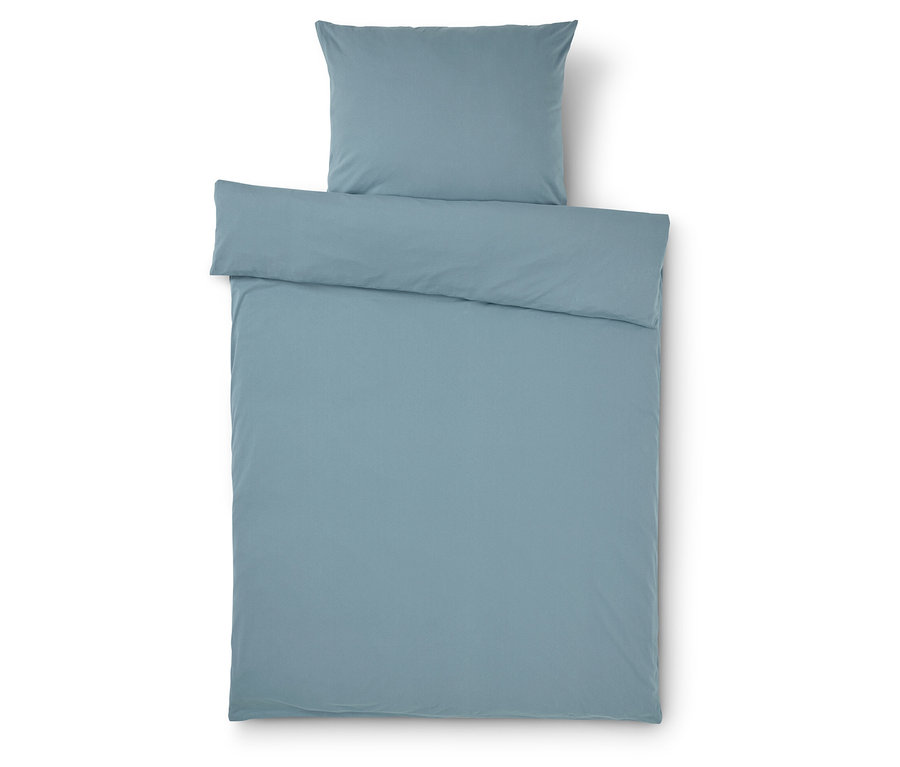 Svetlomodrá obliečka na prikrývku a vankúš na bielom pozadí.