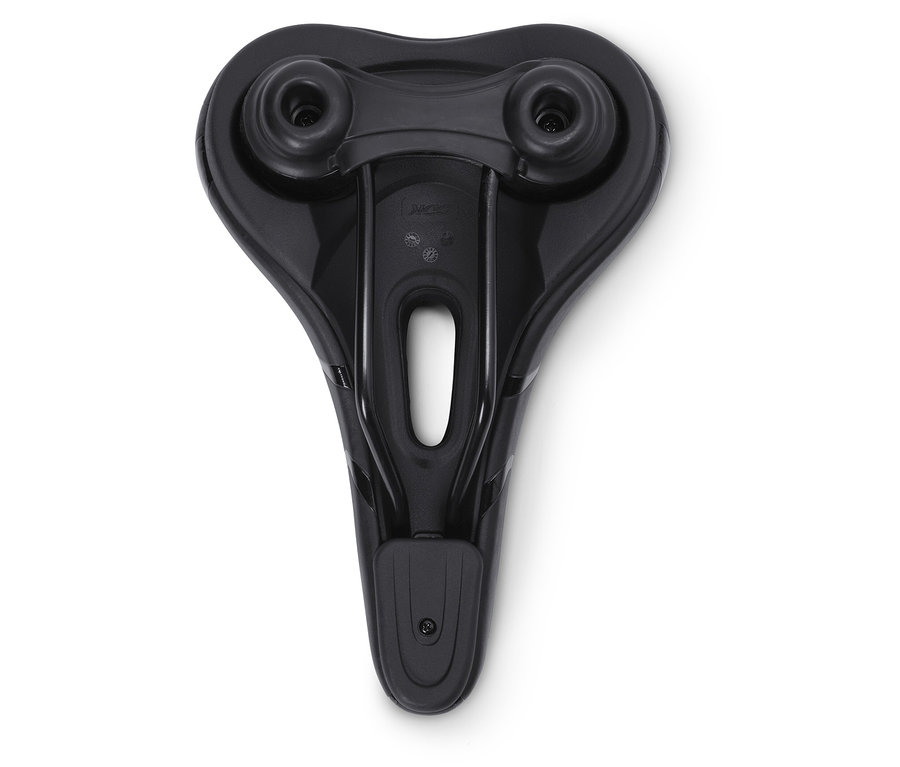 Detailný záber čierneho sedla na bicykel s výrezom v strede, na bielom pozadí.