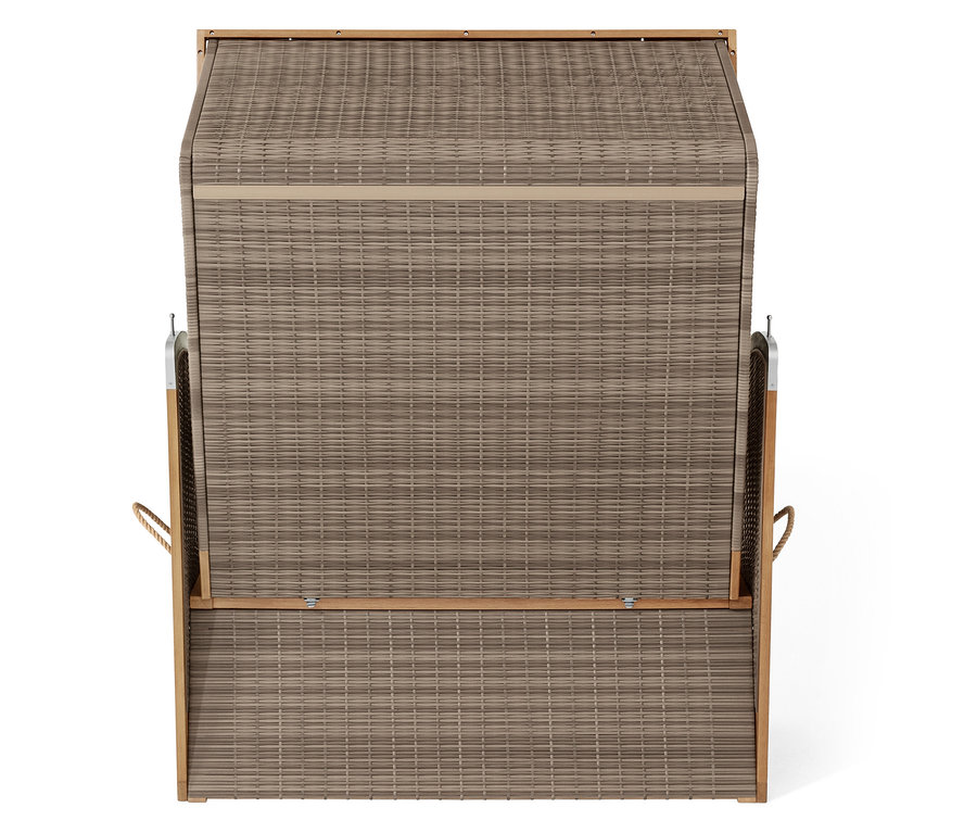 Pohľad zhora na prútené plážové kreslo s dreveným rámom.