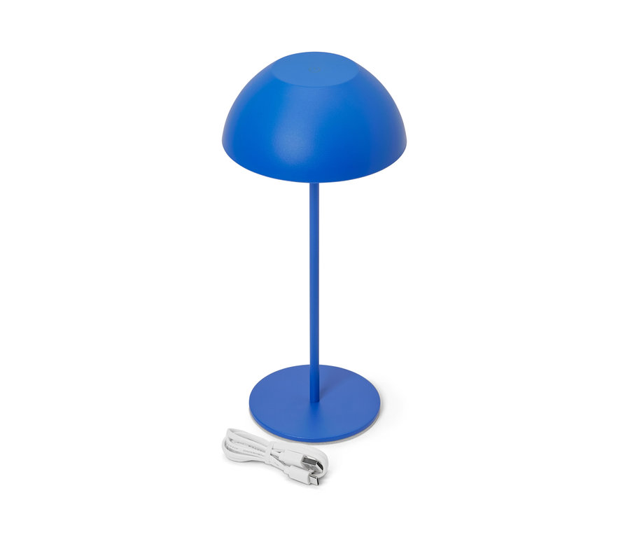 Modrá stolová LED lampa s akumulátorom a nabíjací kábel.