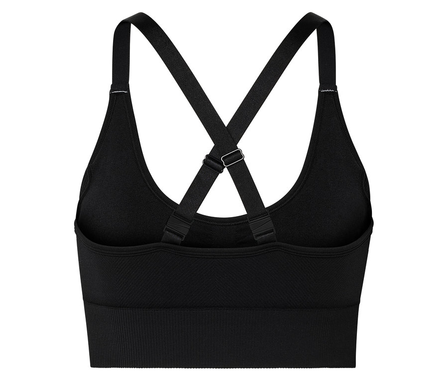 Detail čierneho športového topu s prekríženými ramienkami.