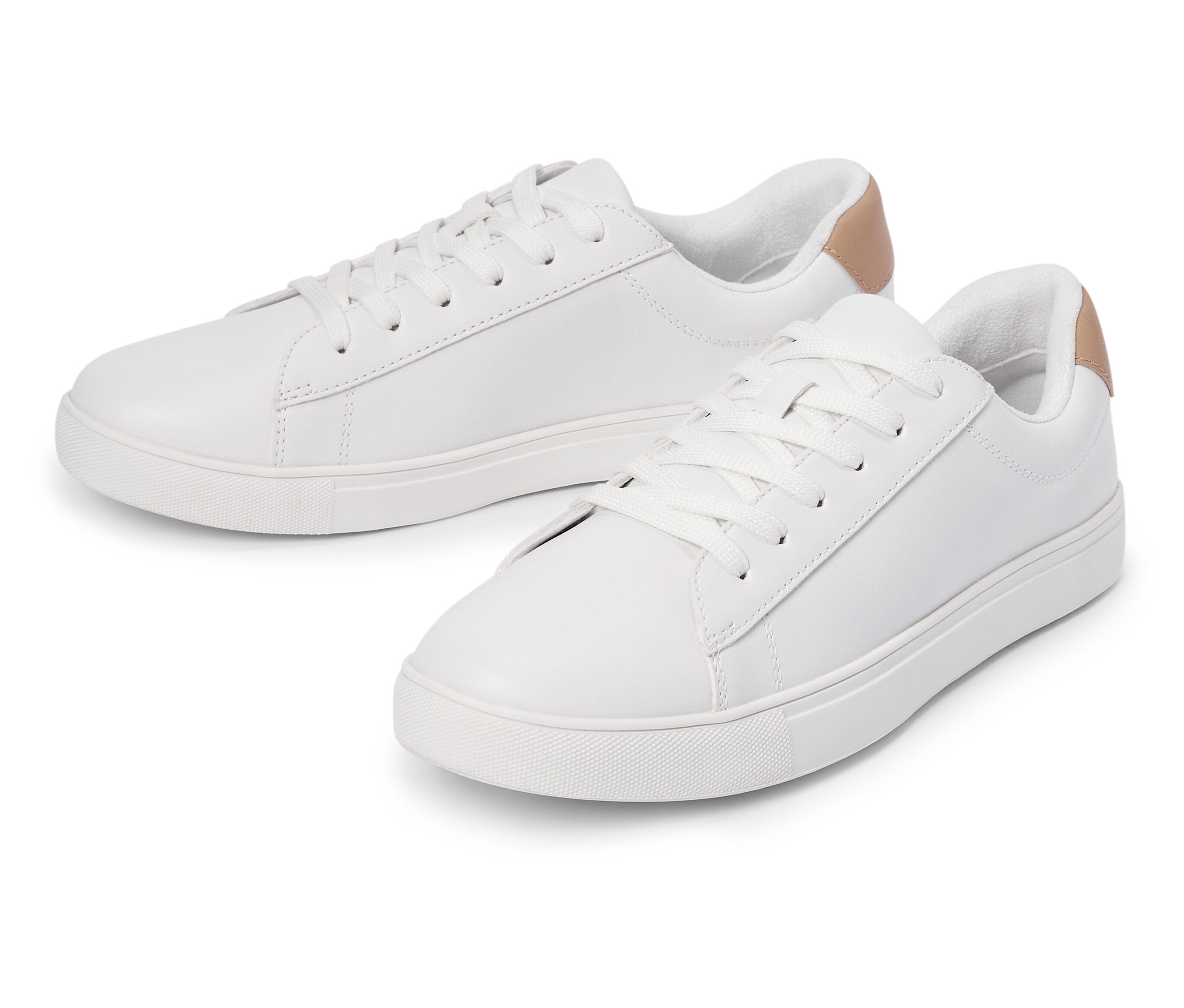 Dve biele tenisky so šnúrkami a svetlohnedým detailom na päte ležia vedľa seba.