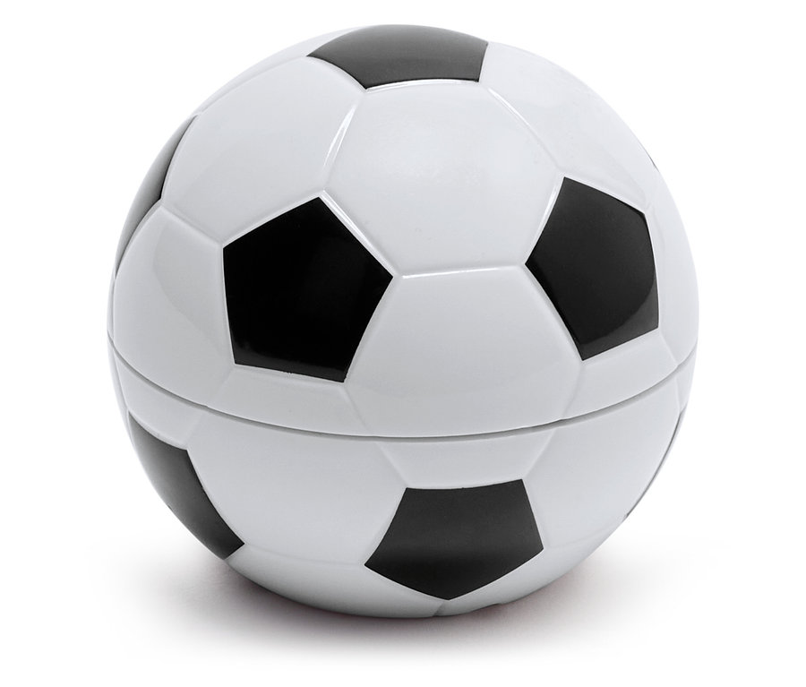 Detailný záber na plechovku v tvare čierno-bielej futbalovej lopty.