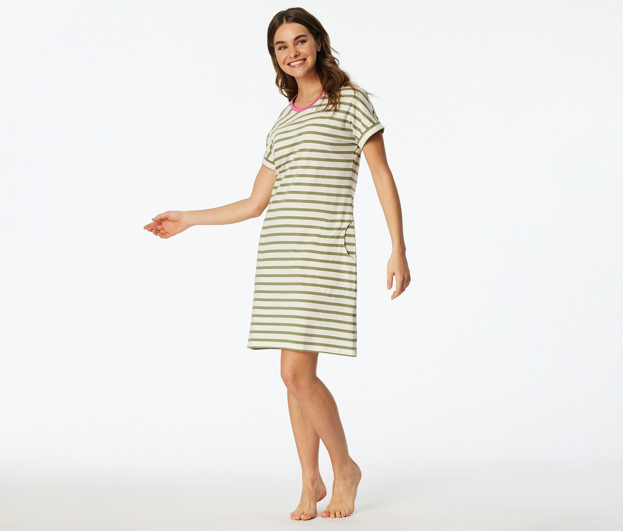 Usmievavá žena v krátkej nočnej košeli SCHIESSER s krátkym rukávom, s olivovozelenými a béžovými pruhmi, ružovým golierom a vreckom, stojaca naboso.