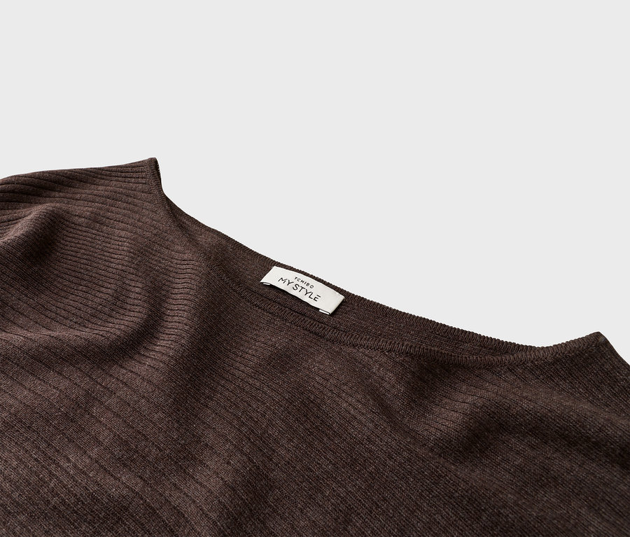 Detailný záber na rebrovaný hnedý top s bielym štítkom 'TCHIBO MY STYLE'.