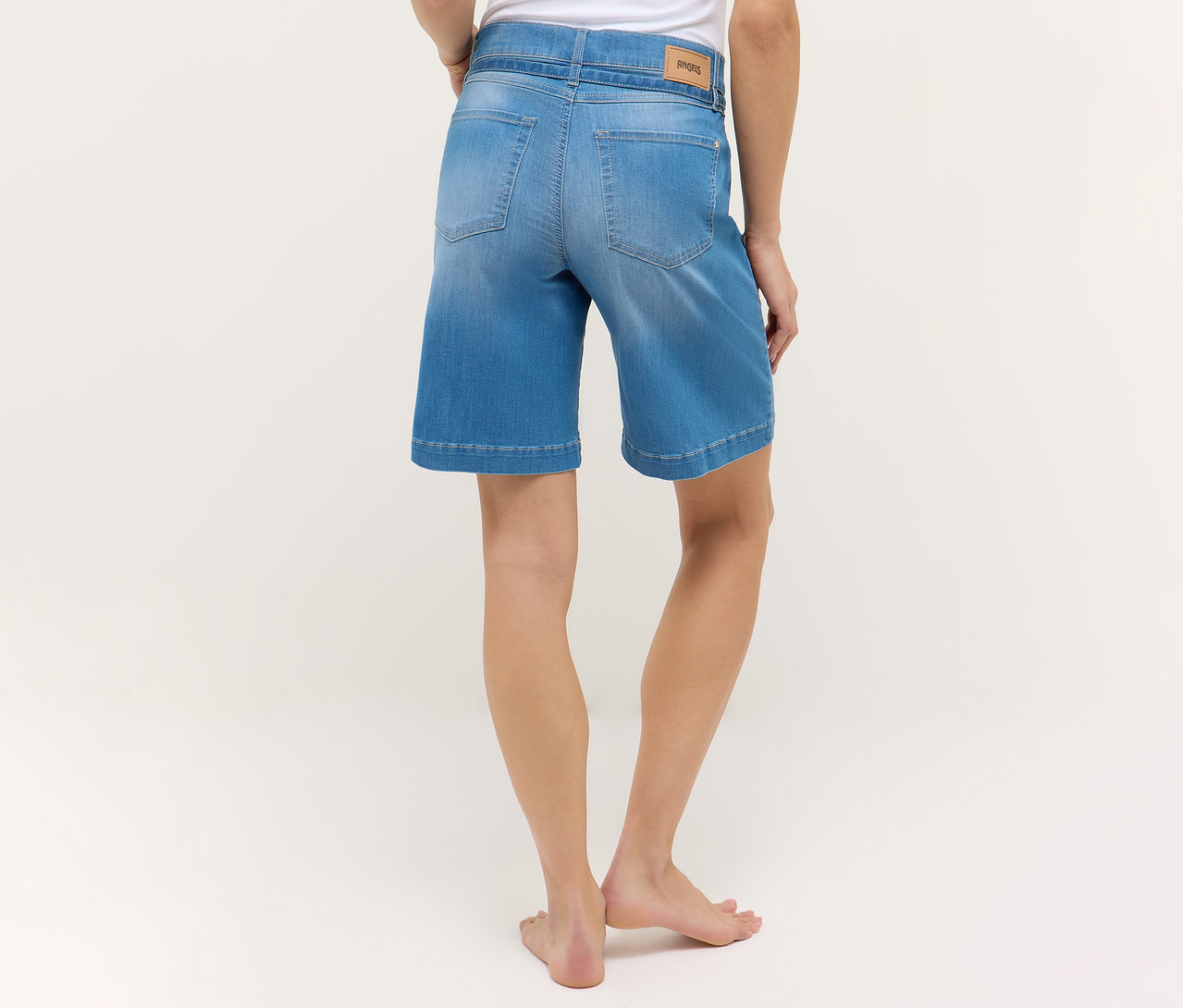 Pohľad zozadu na osobu v svetlomodrých šortkách Angels Denim »Lia City«.