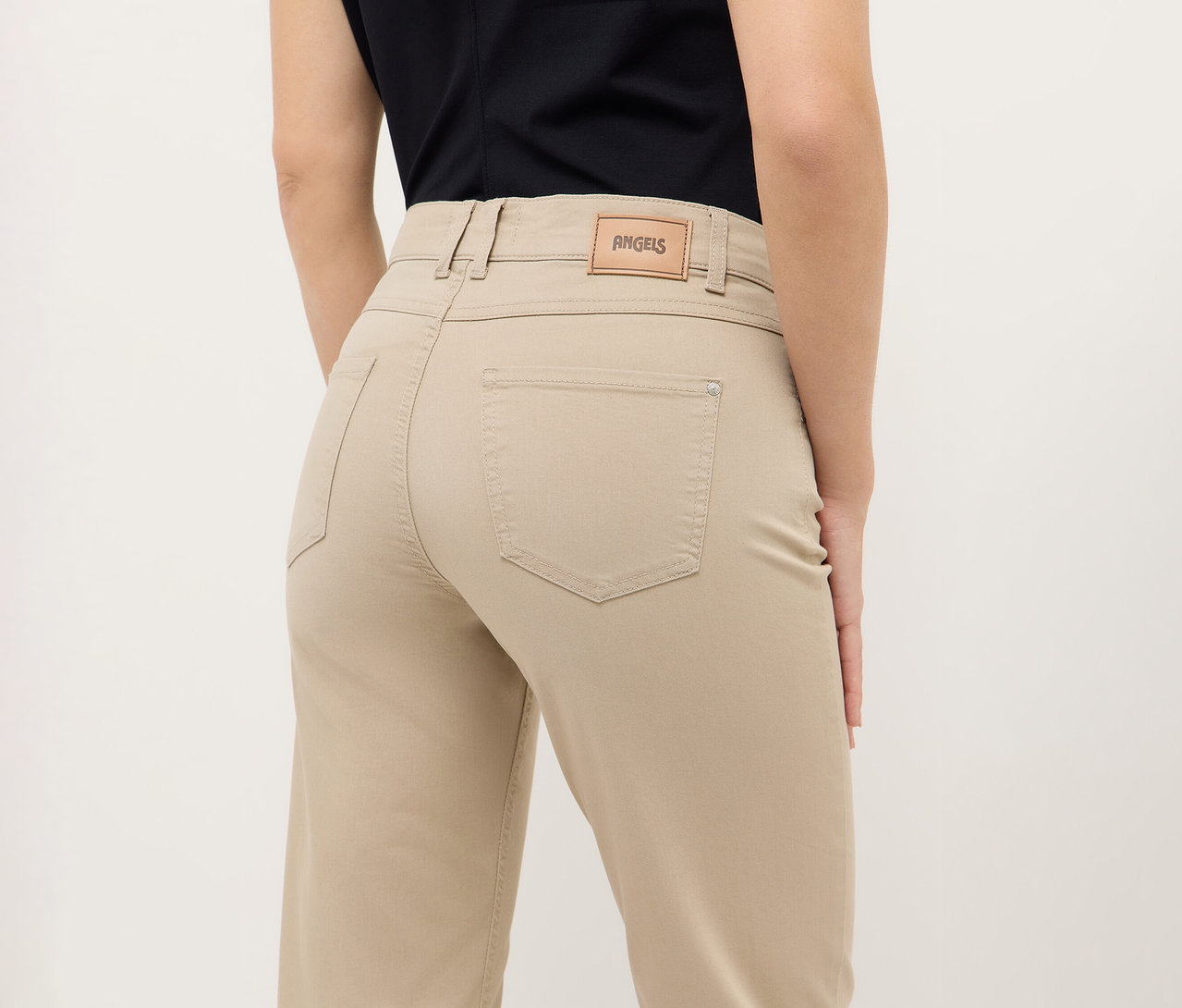 Pohľad zozadu na ženu v džínsoch Angels Denim »Lara« Straight Fit.