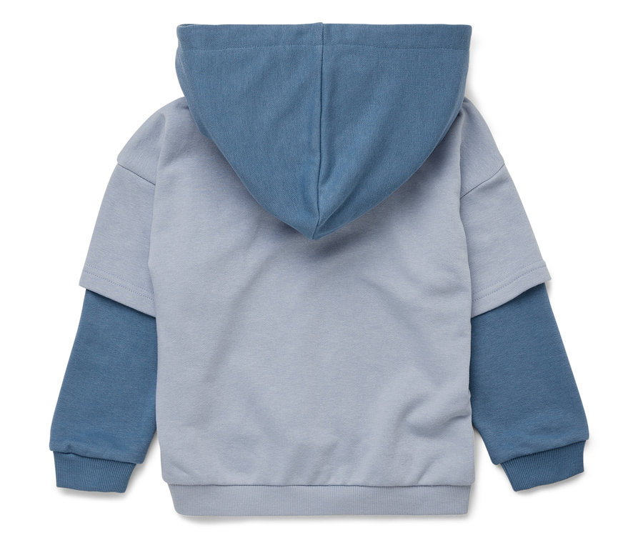 Pohľad zozadu na dvojfarebnú mikinu s kapucňou v modrej a svetlomodrej farbe.