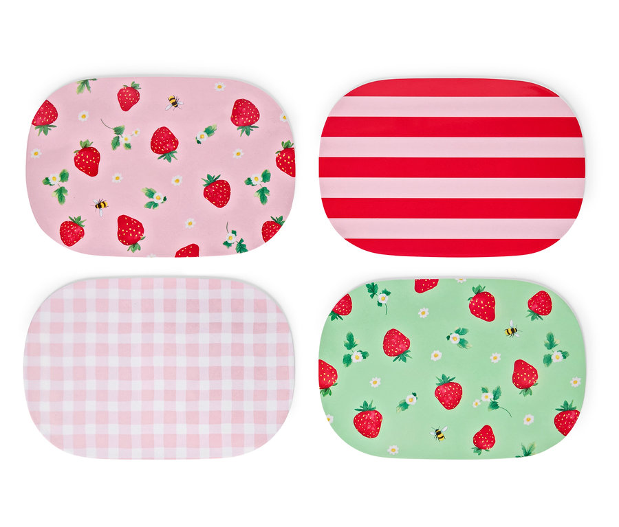Štyri prestierania ležia na bielom pozadí. Prestierania majú vzory jahôd, pruhov a kociek.