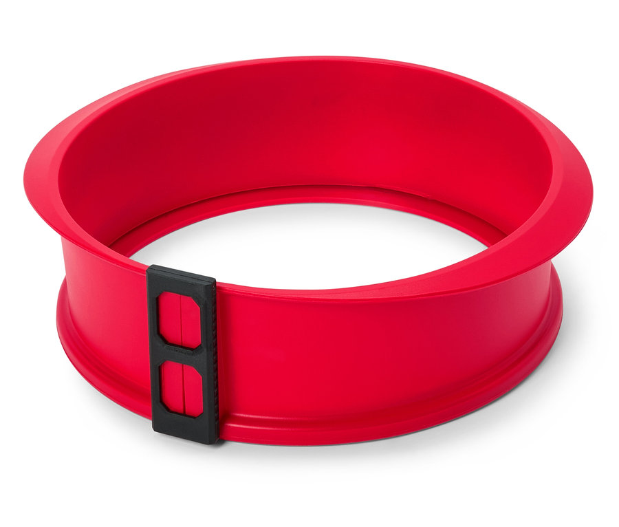 Červená, okrúhla forma na tortu s čiernym uzáverom na bielom pozadí.