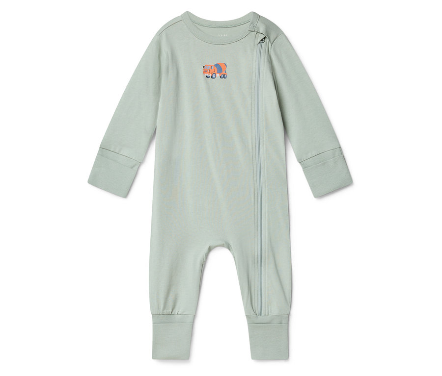 Svetlozelený detský overal s oranžovým motívom domiešavača betónu na hrudi leží na bielom pozadí.