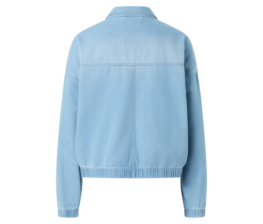 Pohľad zozadu na svetlomodrú džínsovú bundu so zapínaním na gombíky.