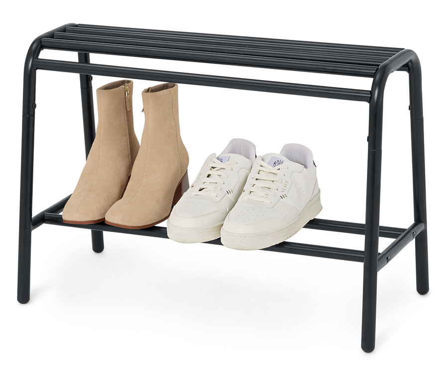 Na čiernom botníku stojí pár béžových čižiem a pár bielych tenisiek.