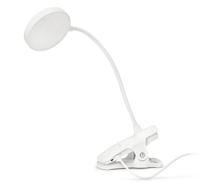 Biela klipová lampa s okrúhlou hlavou a flexibilným ramenom stojí na bielom pozadí.