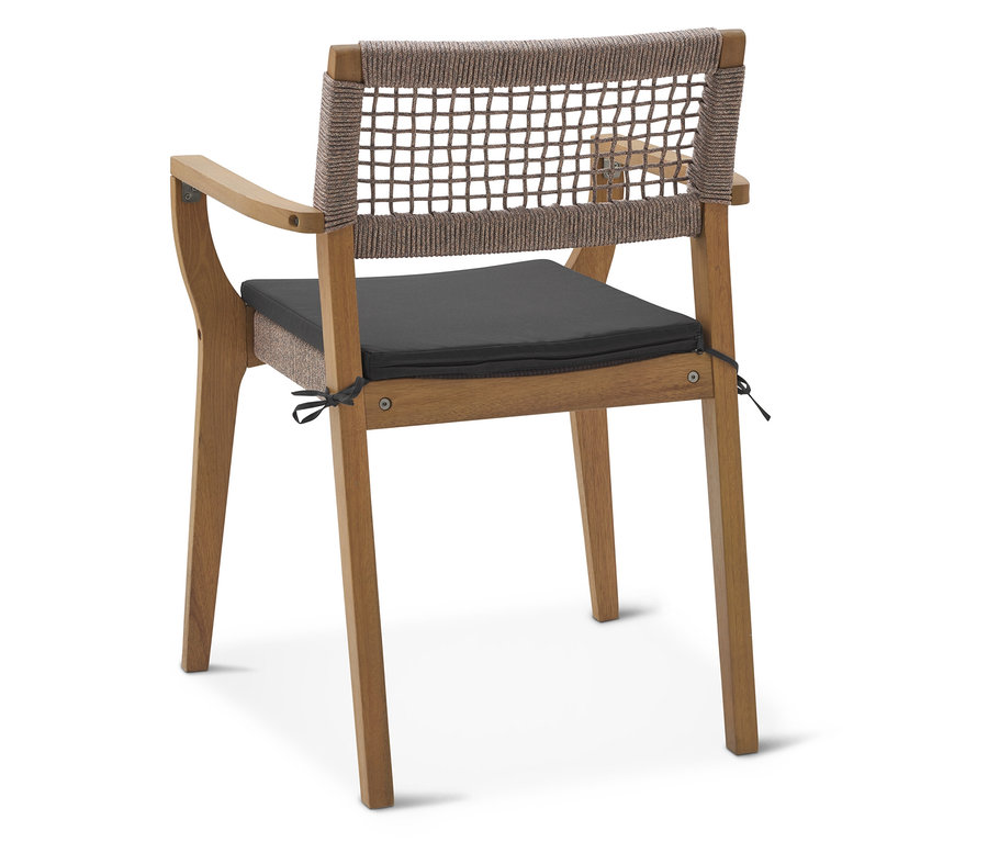 Pohľad zozadu na stoličku s dreveným rámom, pleteným operadlom a sivým sedadlom.