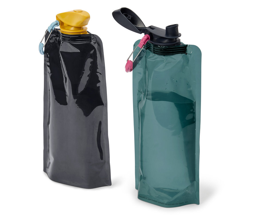 Dve opakovane použiteľné fľaše na vodu, jedna čierna so žltým vrchnákom a jedna zelená s otvoreným čiernym vrchnákom.