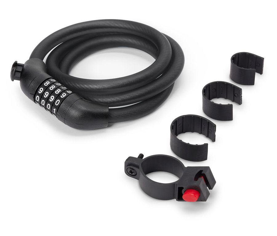 Čierny skrútený káblový zámok s číselným kódom leží vedľa štyroch čiernych držiakov na bielom pozadí.